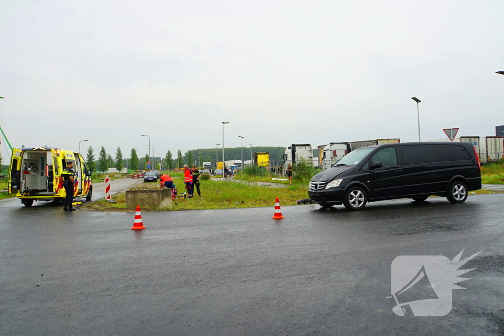 Traumateam ingezet voor ongeval tussen brommer en taxibus