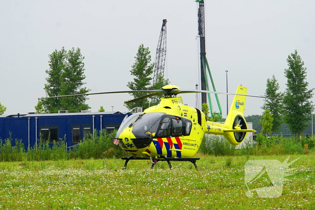 Traumateam ingezet voor ongeval tussen brommer en taxibus