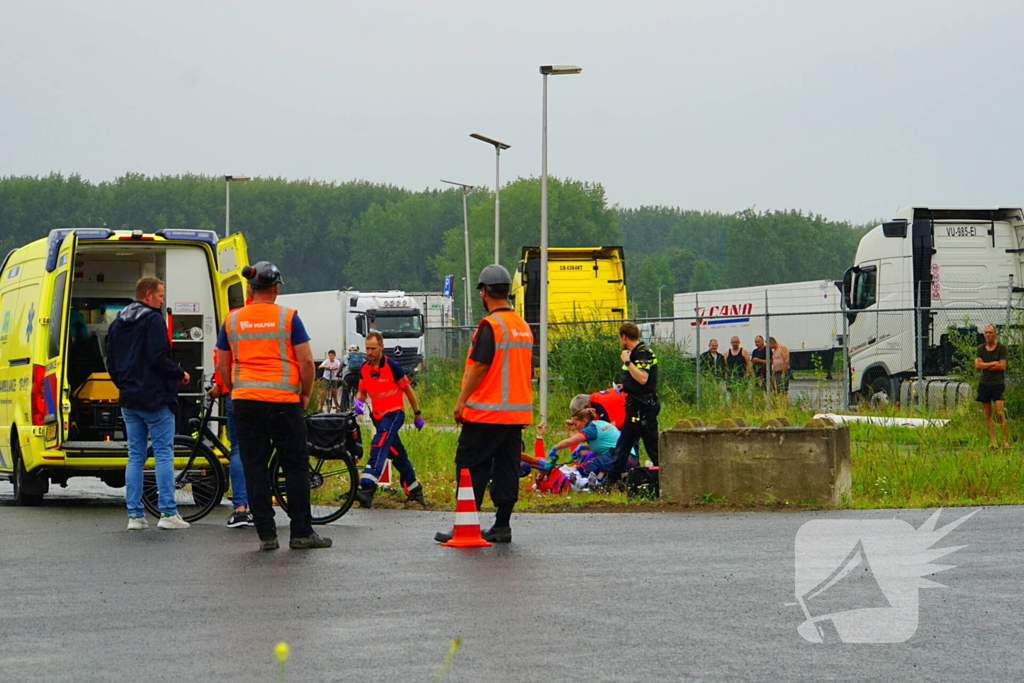 Traumateam ingezet voor ongeval tussen brommer en taxibus