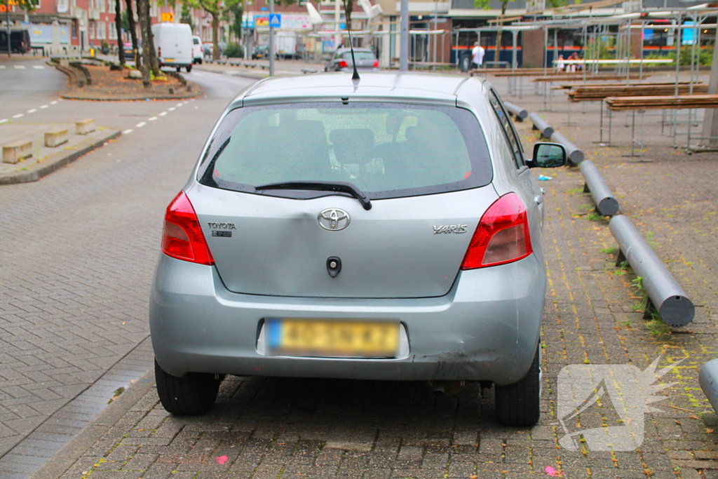 Bestuurder van electrische step klapt achterop personenauto