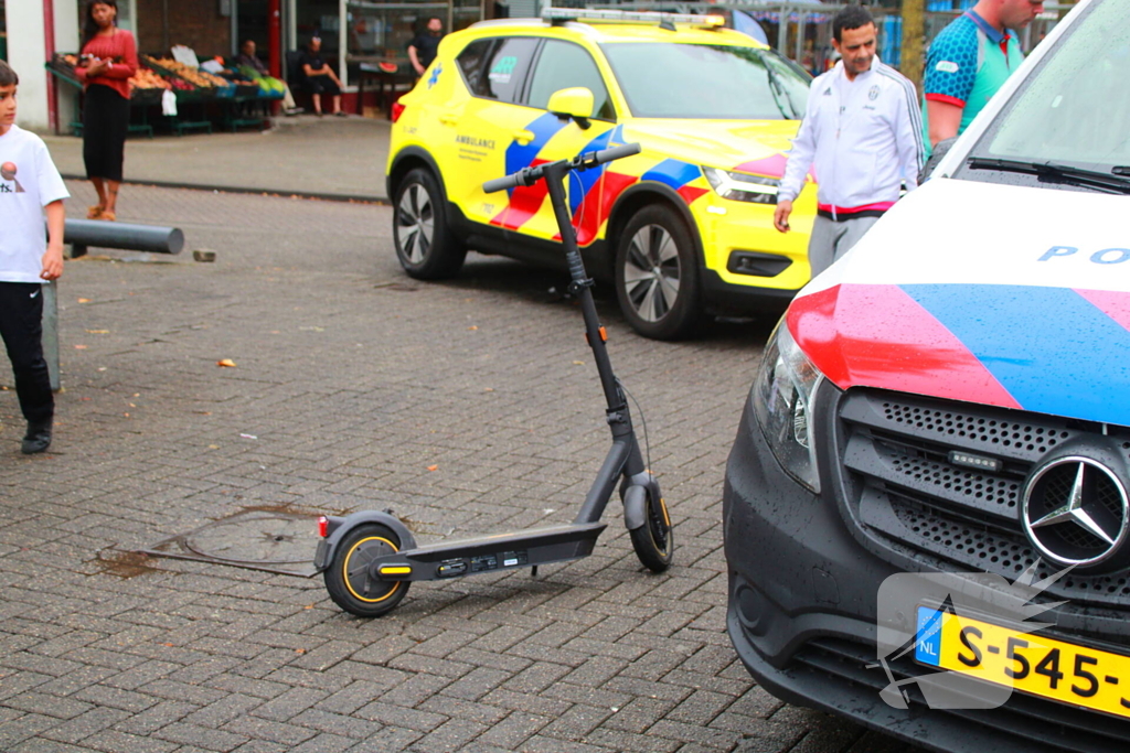 Bestuurder van electrische step klapt achterop personenauto