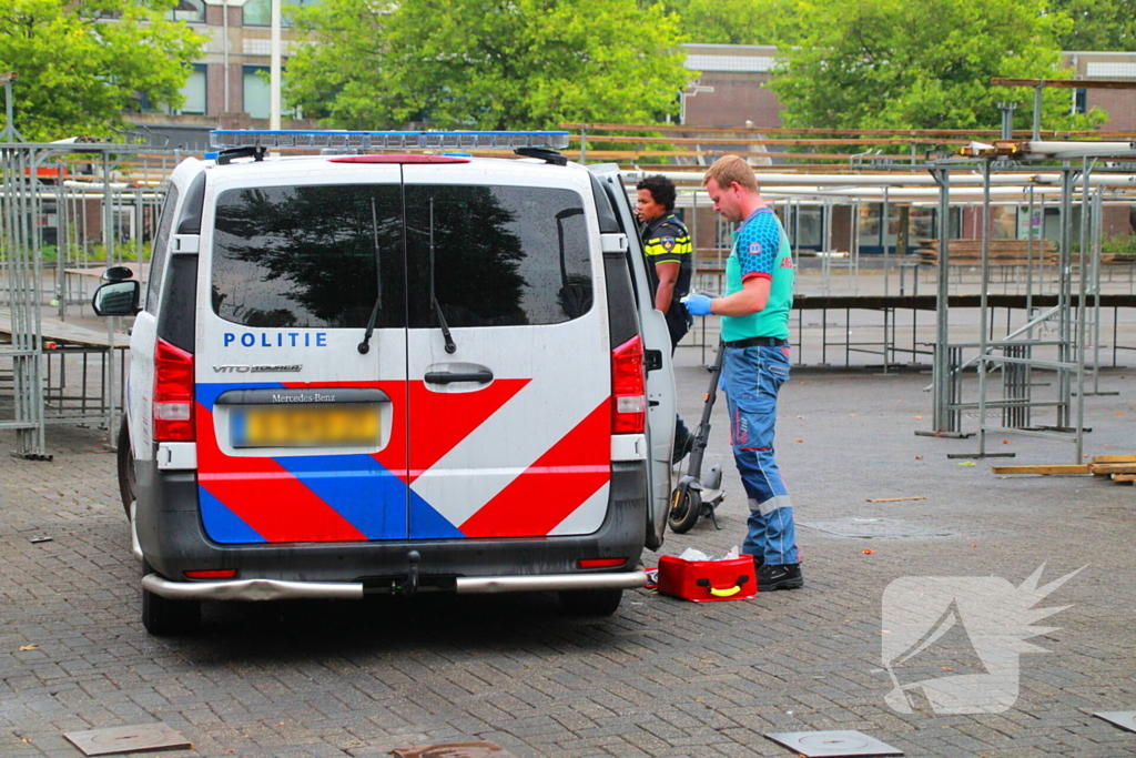 Bestuurder van electrische step klapt achterop personenauto