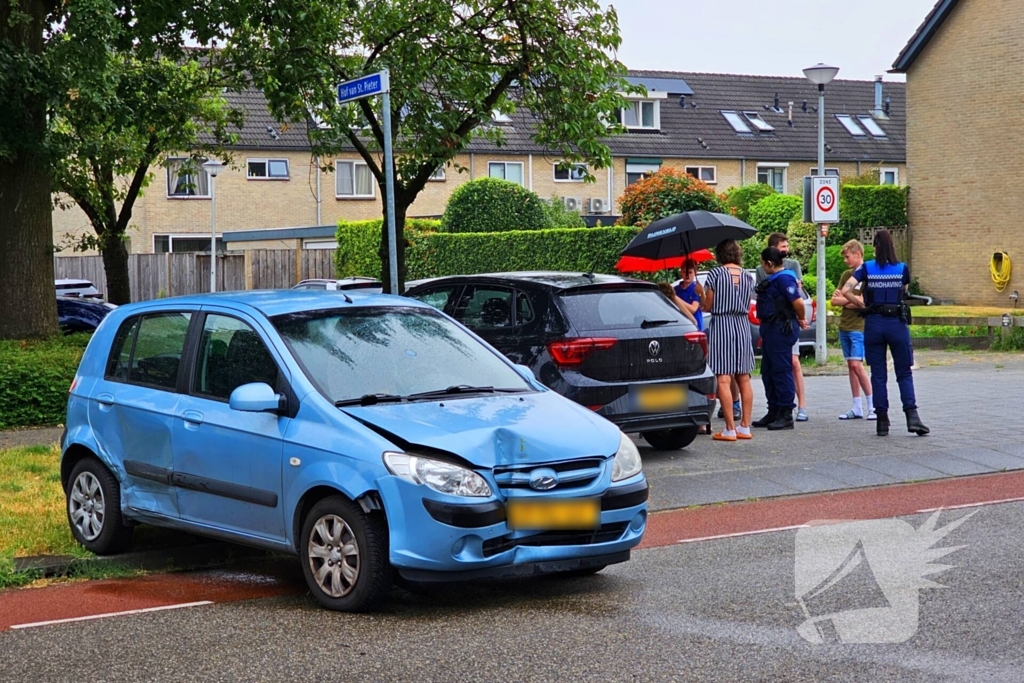 Twee voertuigen botsen op elkaar