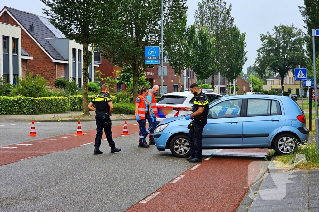 Twee voertuigen botsen op elkaar