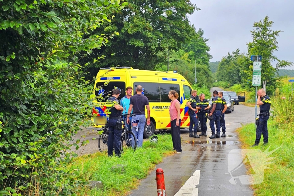 Fietser en scooterrijder met elkaar in botsing op fietspad