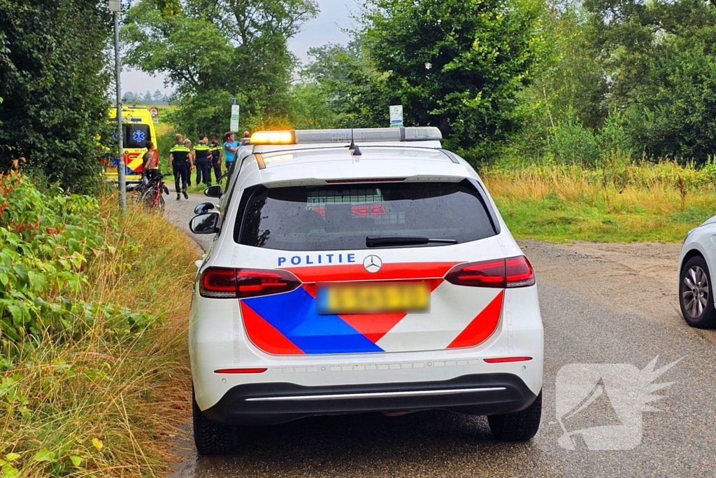 Fietser en scooterrijder met elkaar in botsing op fietspad