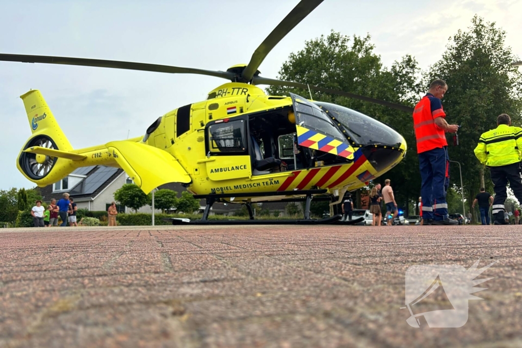 Traumahelikopter landt op kruising, inzet trekt veel bekijks