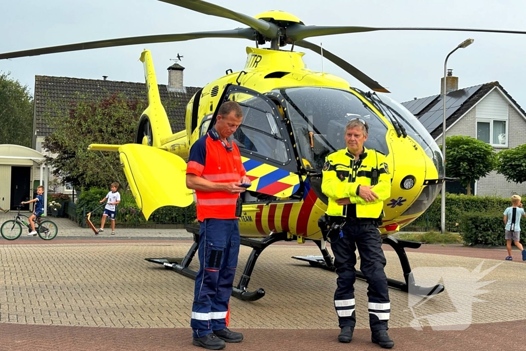 Traumahelikopter landt op kruising, inzet trekt veel bekijks