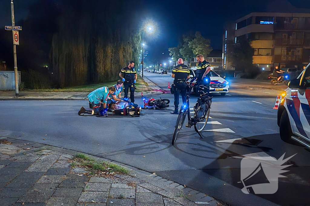 Persoon op pitbike gaat onderuit