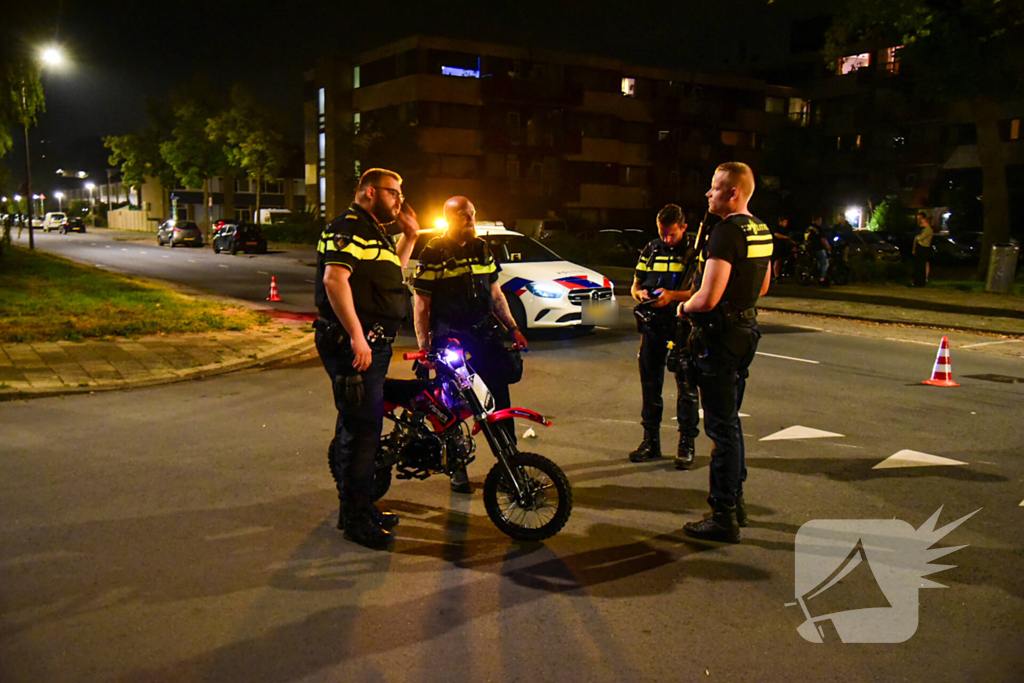 Persoon op pitbike gaat onderuit