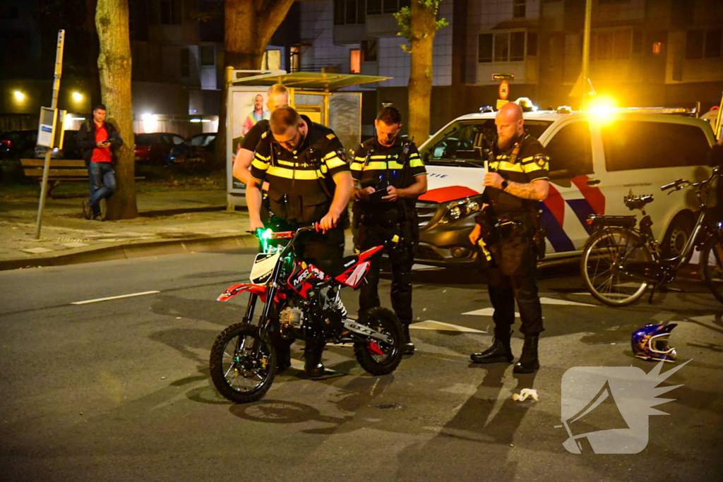 Persoon op pitbike gaat onderuit