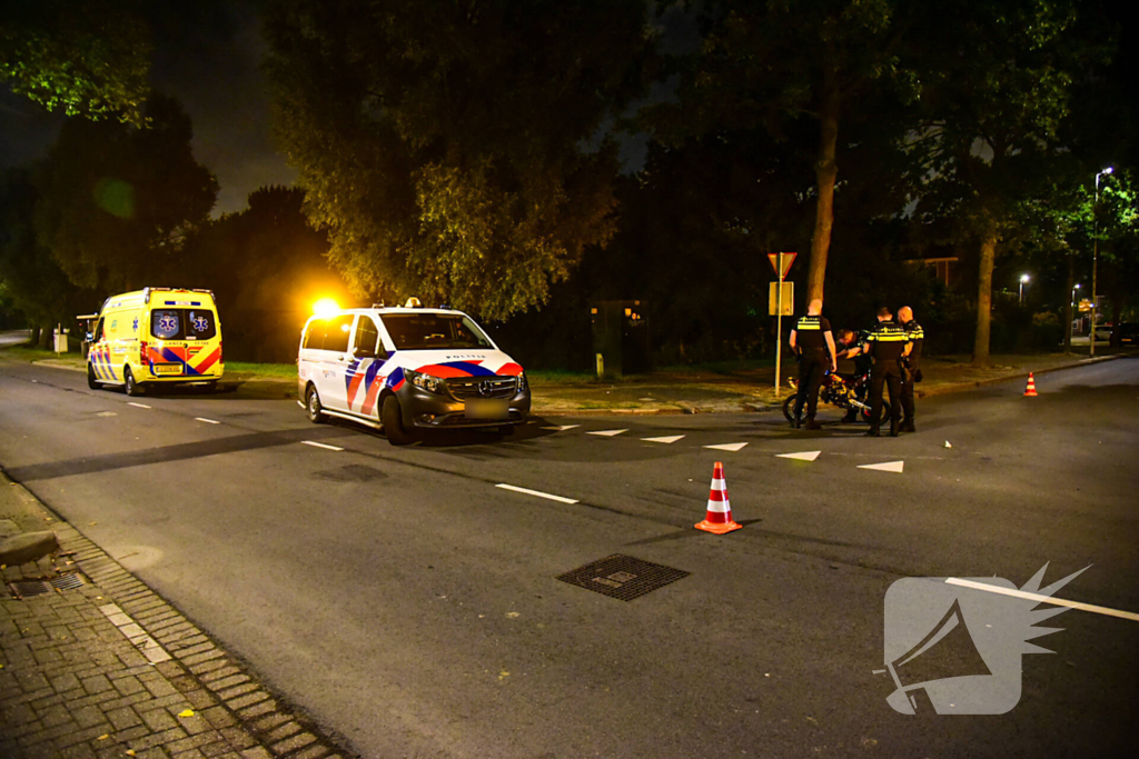 Persoon op pitbike gaat onderuit