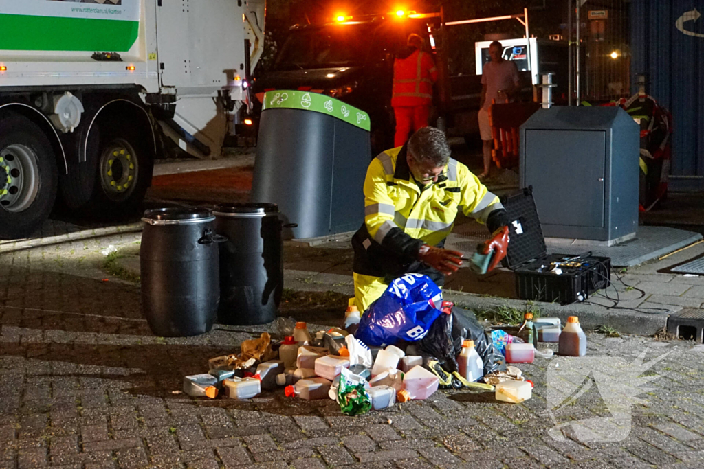 Ondergrondse container levert vreemde geuren en verdachte flessen op