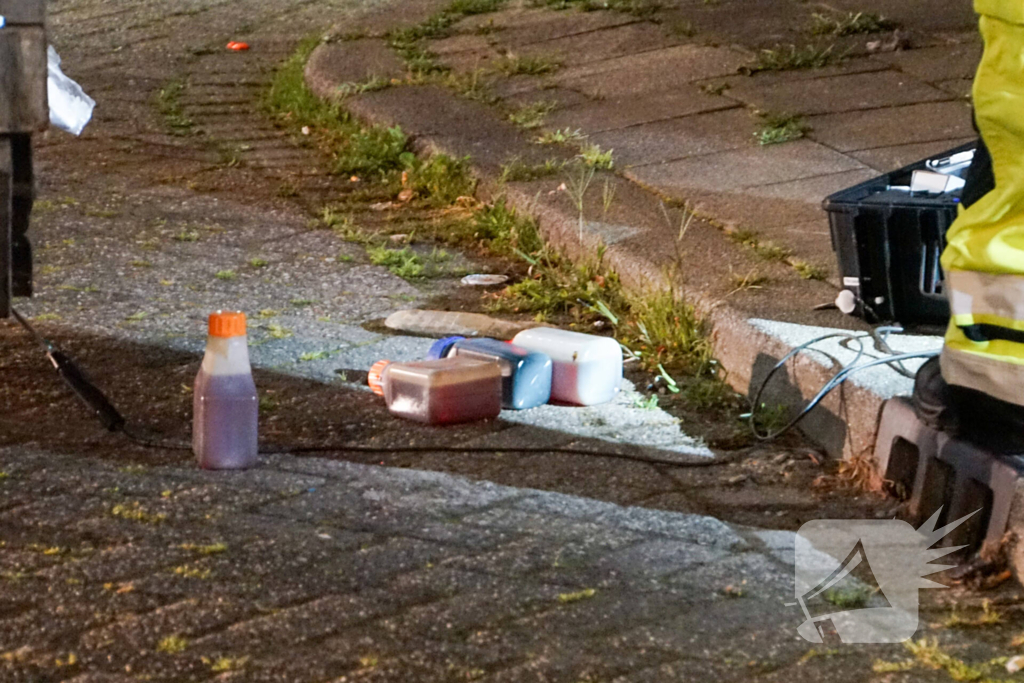 Ondergrondse container levert vreemde geuren en verdachte flessen op