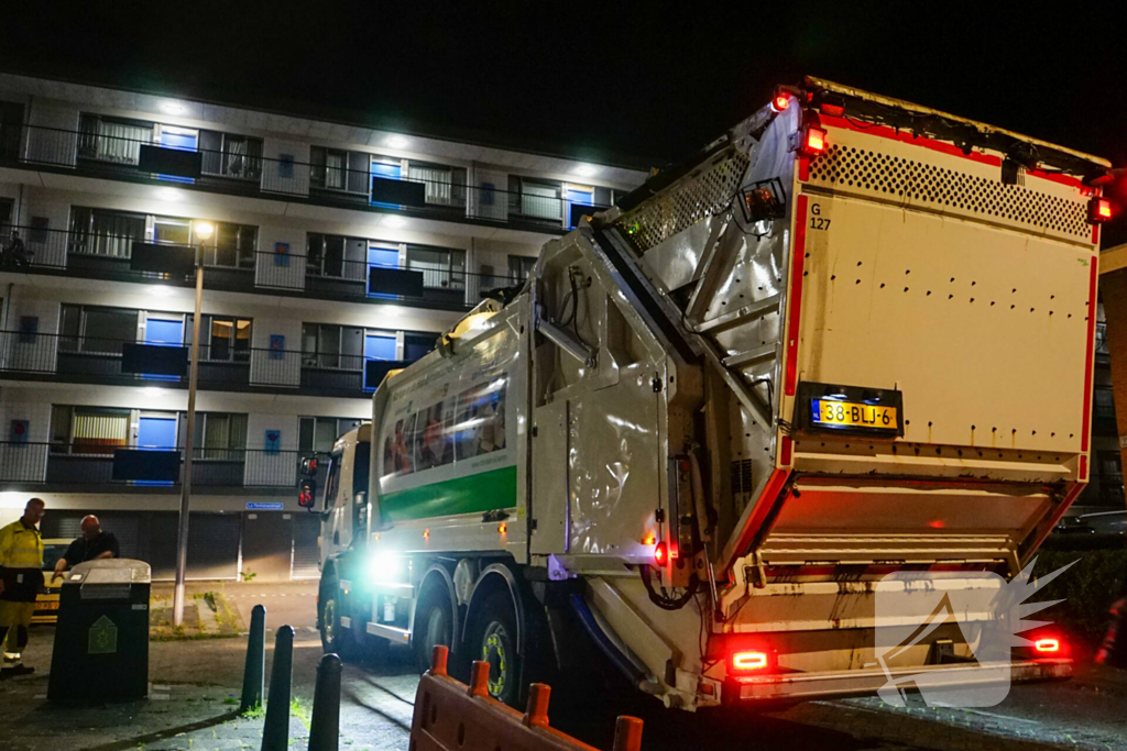 Ondergrondse container levert vreemde geuren en verdachte flessen op