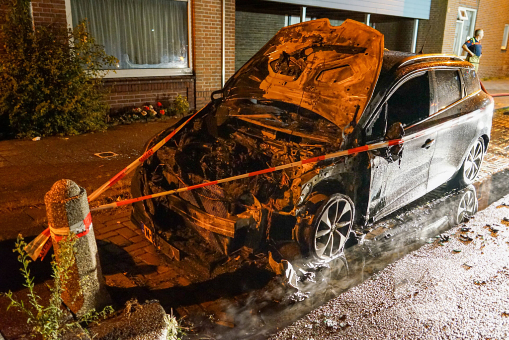 Alerte buurtbewoners ontdekken autobrand