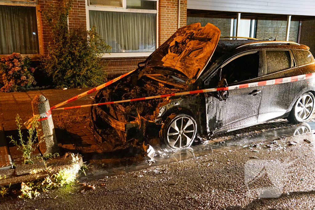 Alerte buurtbewoners ontdekken autobrand