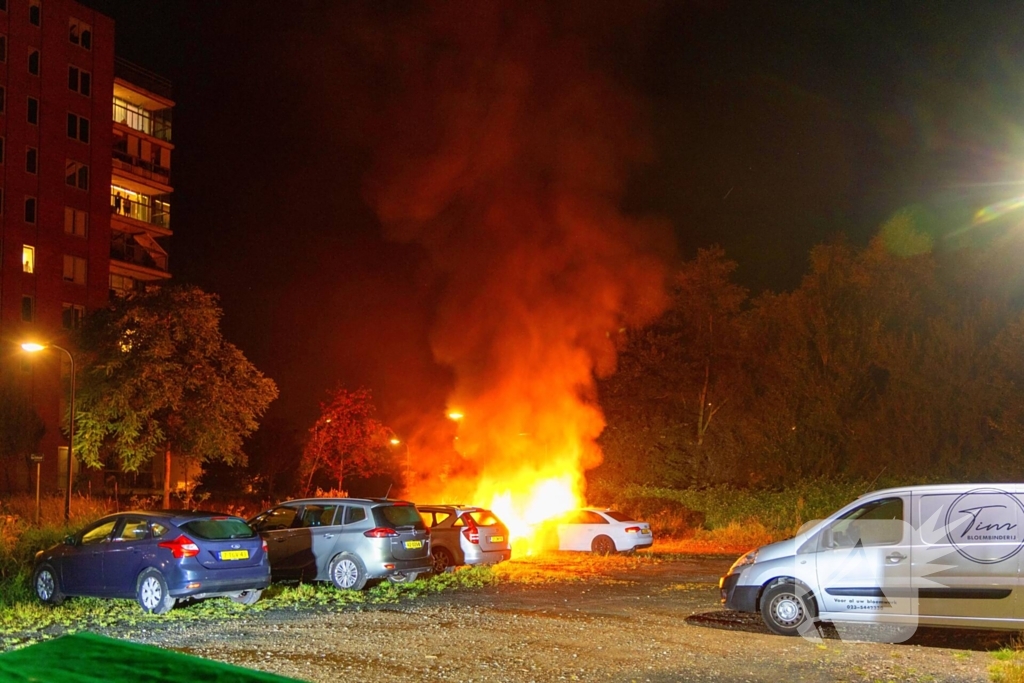 Voorzijde geparkeerde auto volledig verwoest door brand