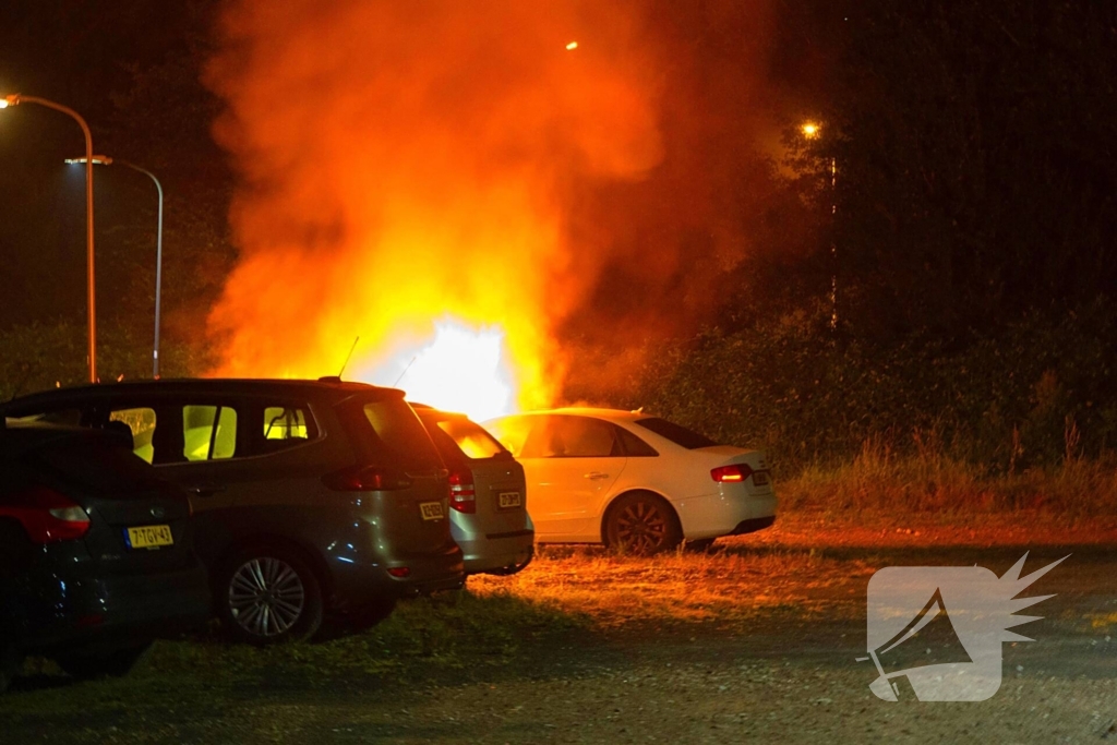 Voorzijde geparkeerde auto volledig verwoest door brand