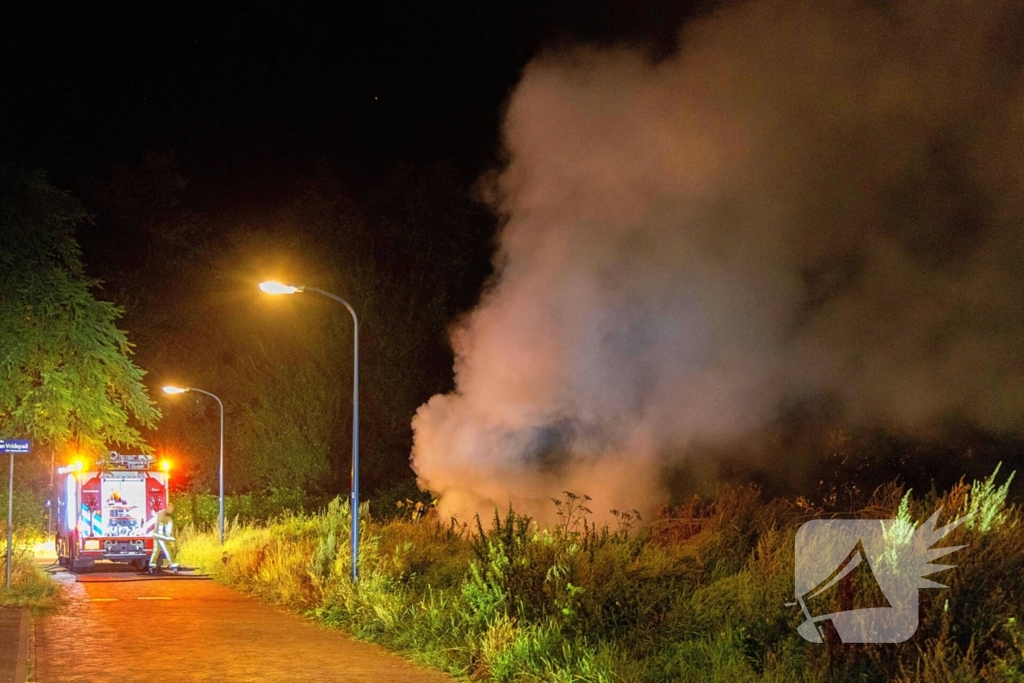 Voorzijde geparkeerde auto volledig verwoest door brand