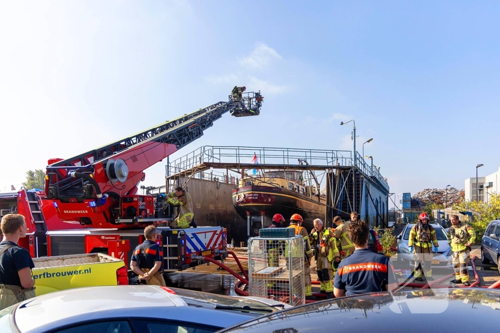 Brand op schip dat voor reparatie ligt in Dok