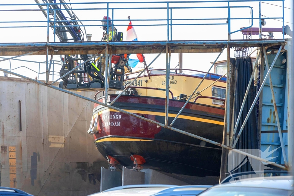 Brand op schip dat voor reparatie ligt in Dok