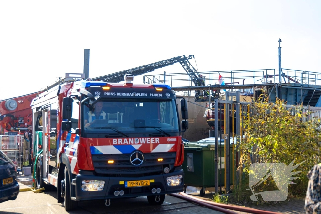 Brand op schip dat voor reparatie ligt in Dok