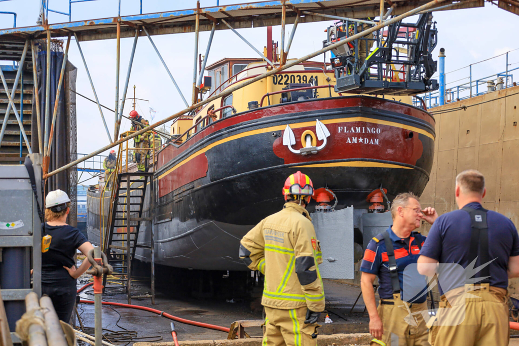 Brand op schip dat voor reparatie ligt in Dok