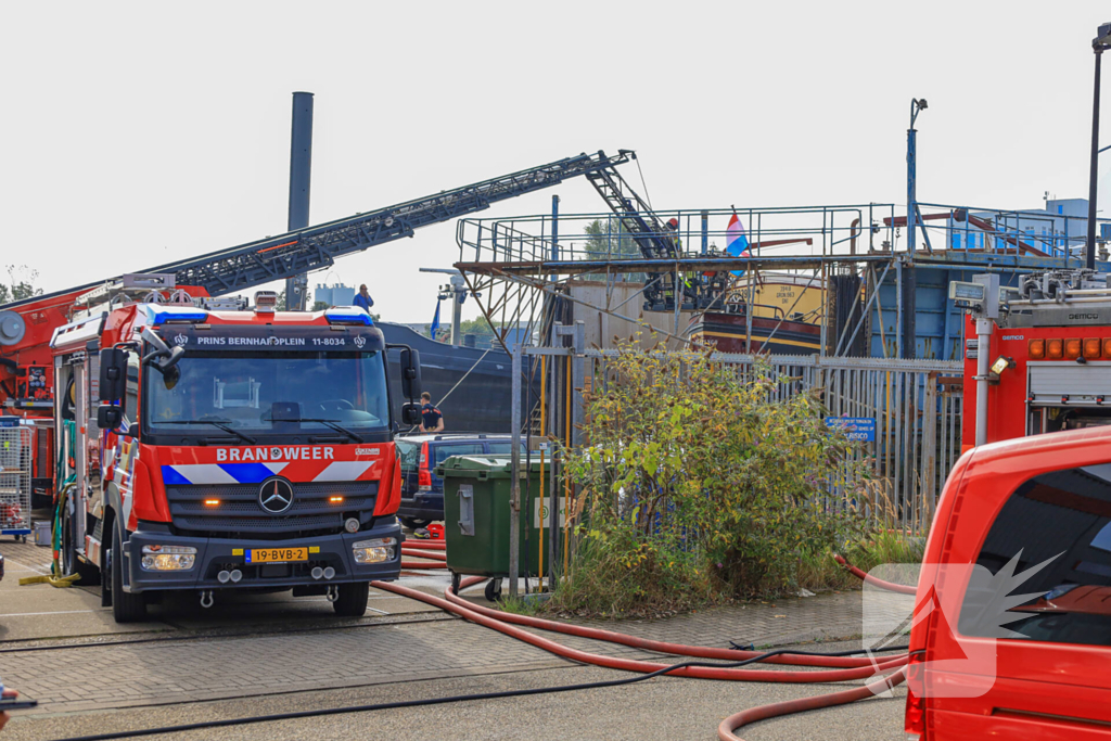 Brand op schip dat voor reparatie ligt in Dok