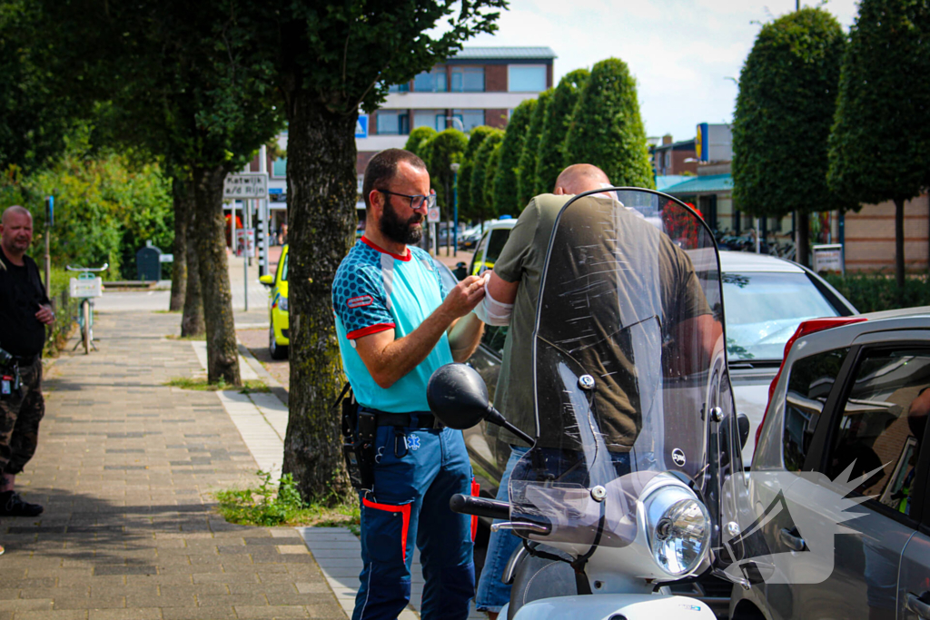 Scooterrijder gewond bij aanrijding met personenauto