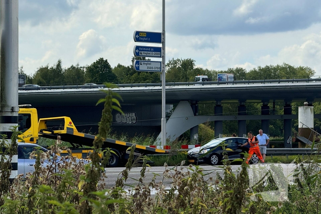 Vrachtwagen en auto komen met elkaar in botsing