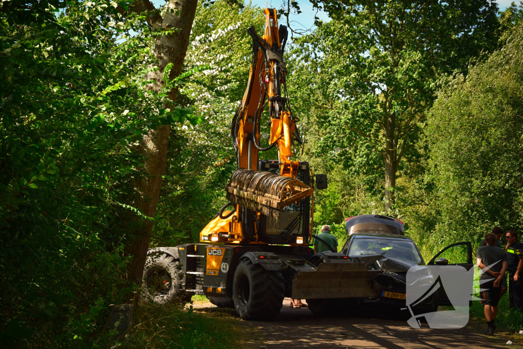 Enorme schade bij ongeval met landbouwvoertuig en personenauto