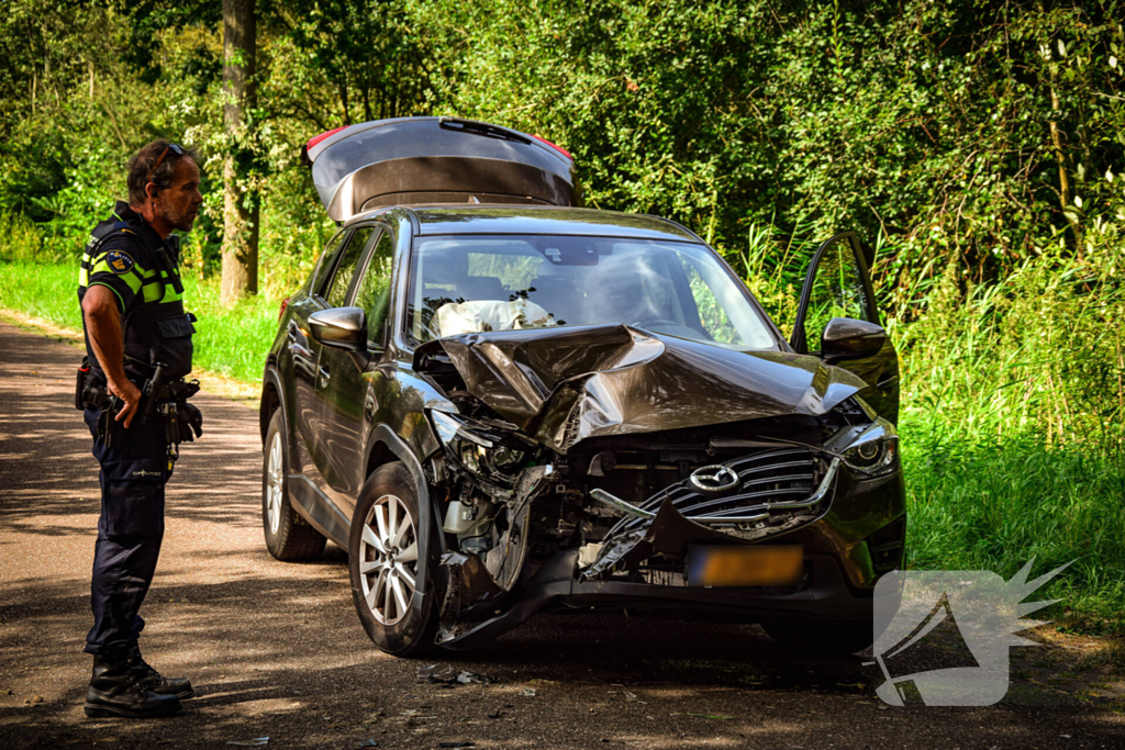 Enorme schade bij ongeval met landbouwvoertuig en personenauto