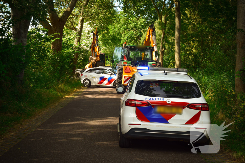 Enorme schade bij ongeval met landbouwvoertuig en personenauto