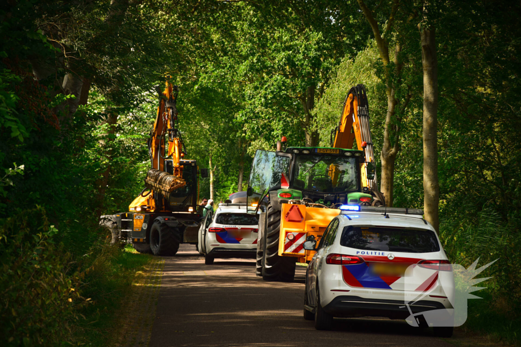 Enorme schade bij ongeval met landbouwvoertuig en personenauto