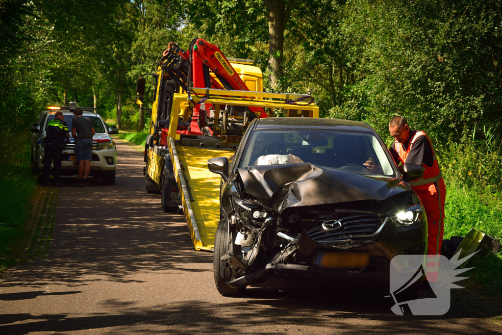 Enorme schade bij ongeval met landbouwvoertuig en personenauto