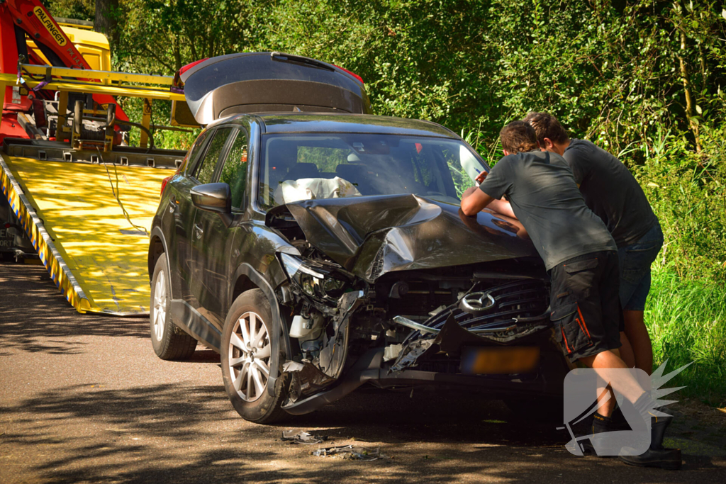 Enorme schade bij ongeval met landbouwvoertuig en personenauto