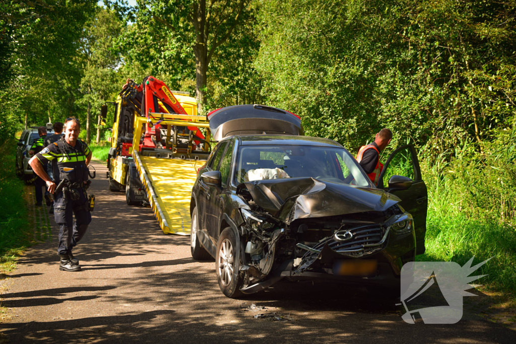 Enorme schade bij ongeval met landbouwvoertuig en personenauto