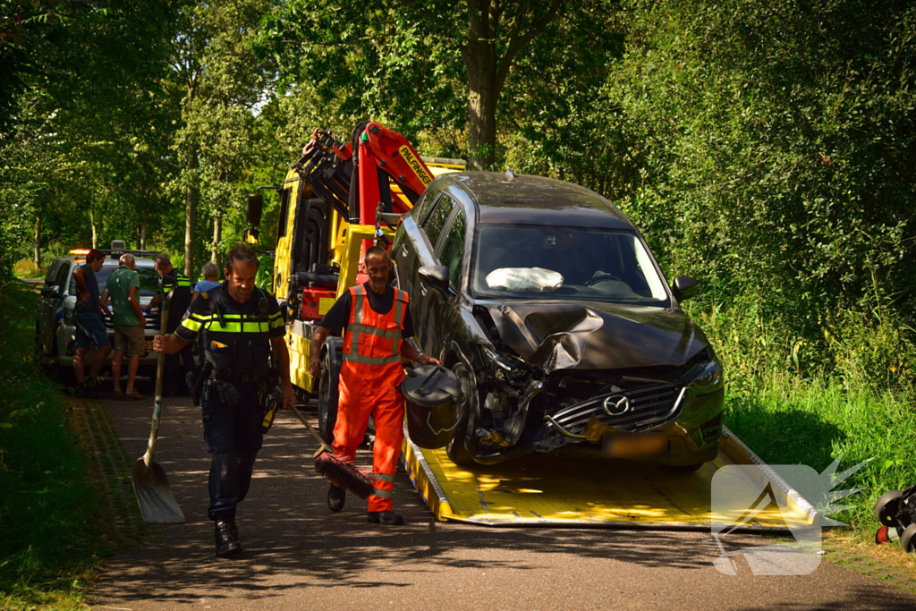 Enorme schade bij ongeval met landbouwvoertuig en personenauto