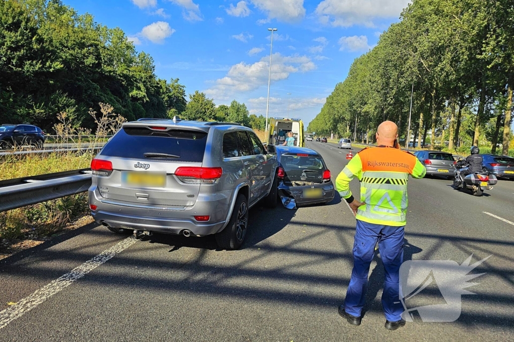 Bestuurder valt in slaap achter stuur en klapt op vangrail