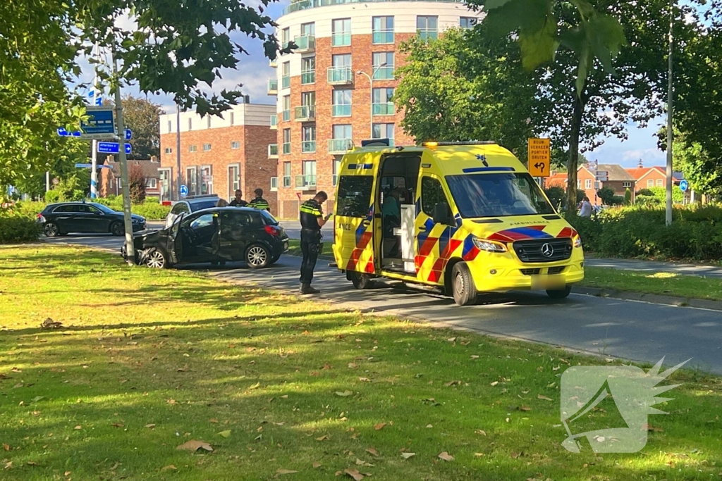 Automobilist klapt op lantaarnpaal