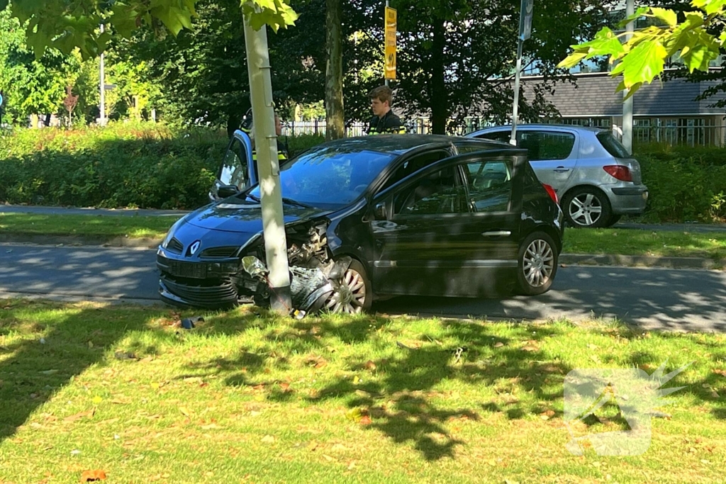 Automobilist klapt op lantaarnpaal