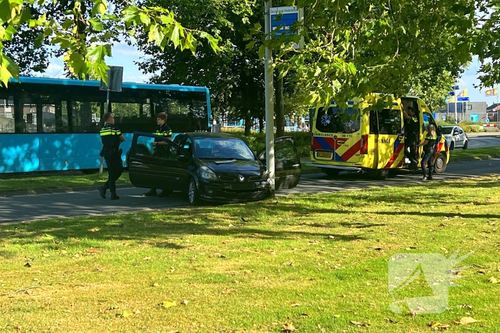 Automobilist klapt op lantaarnpaal