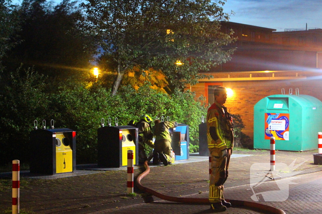 Brandweer blust brand in ondergrondse container