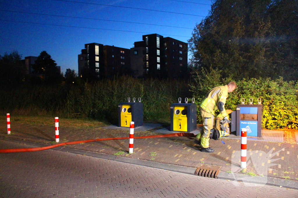 Brandweer blust brand in ondergrondse container