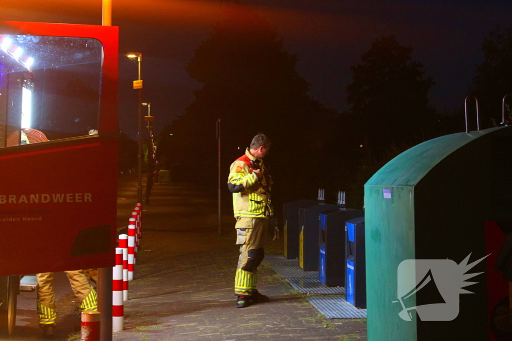 Brandweer blust brand in ondergrondse container