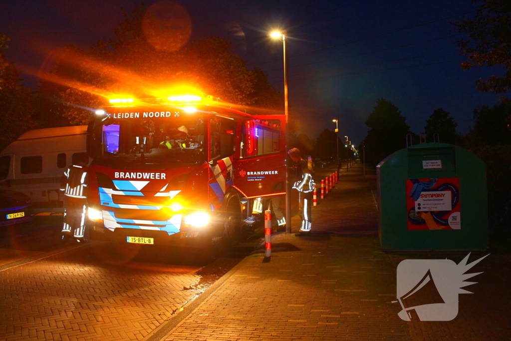 Brandweer blust brand in ondergrondse container