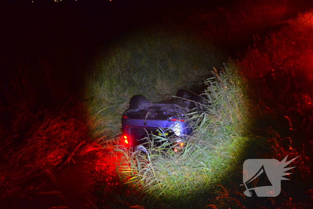 Auto vliegt uit de bocht en belandt ondersteboven in sloot