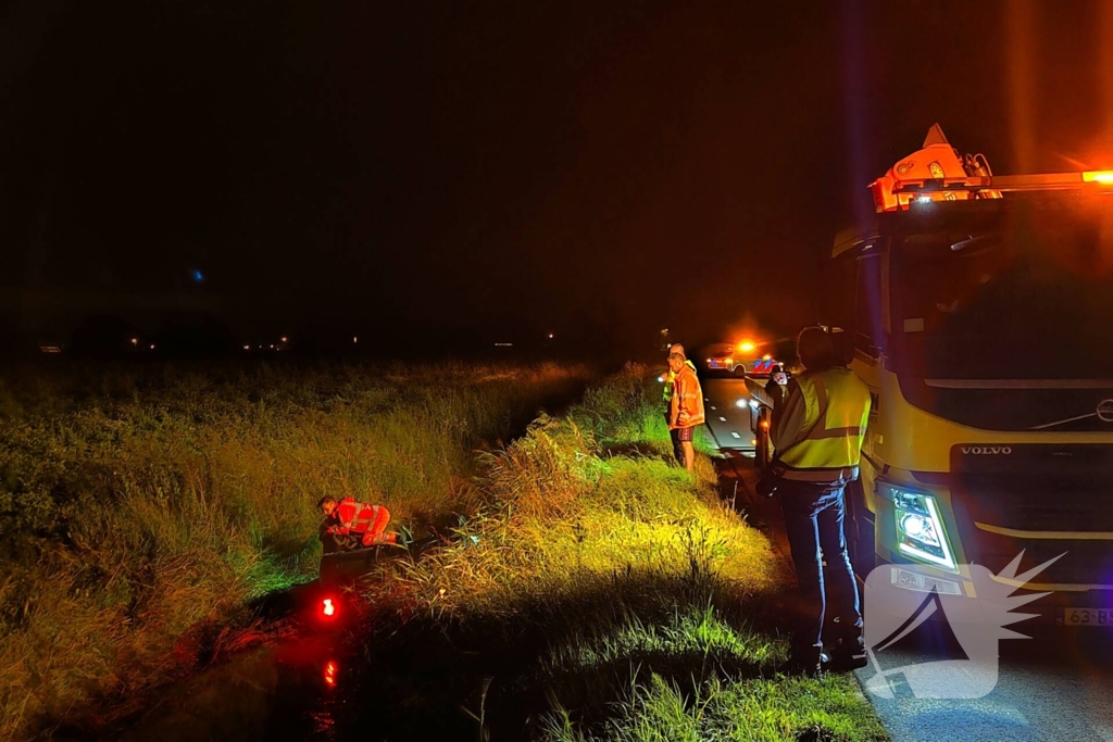 Auto vliegt uit de bocht en belandt ondersteboven in sloot