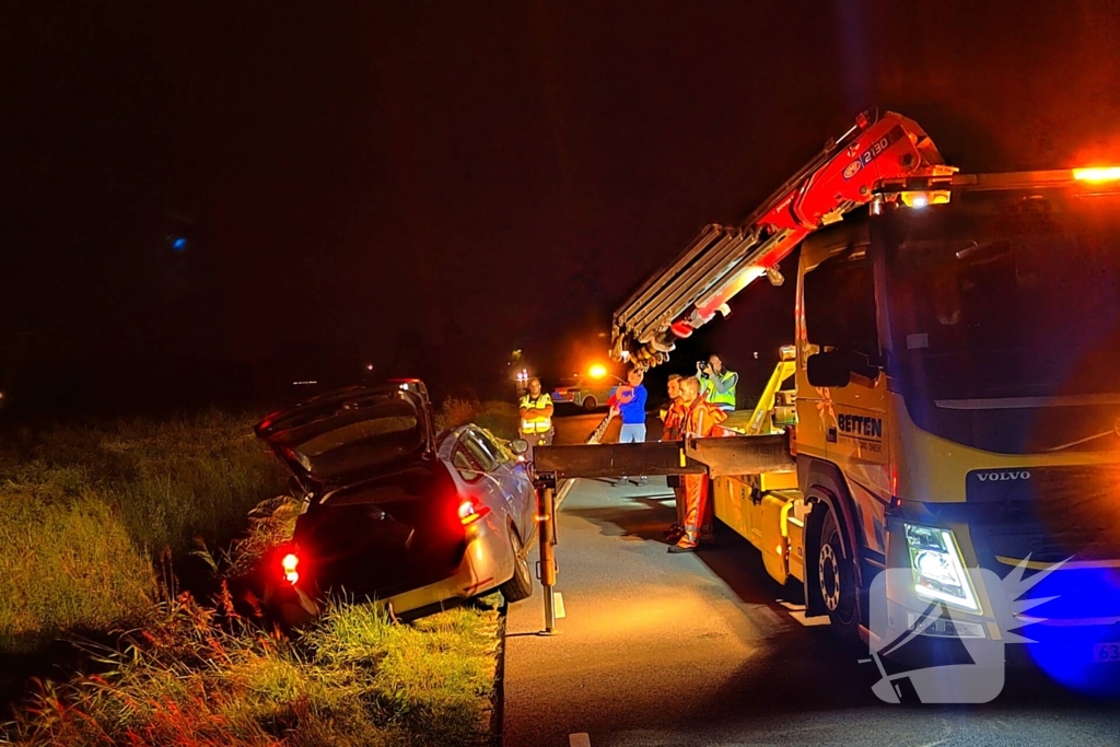 Auto vliegt uit de bocht en belandt ondersteboven in sloot